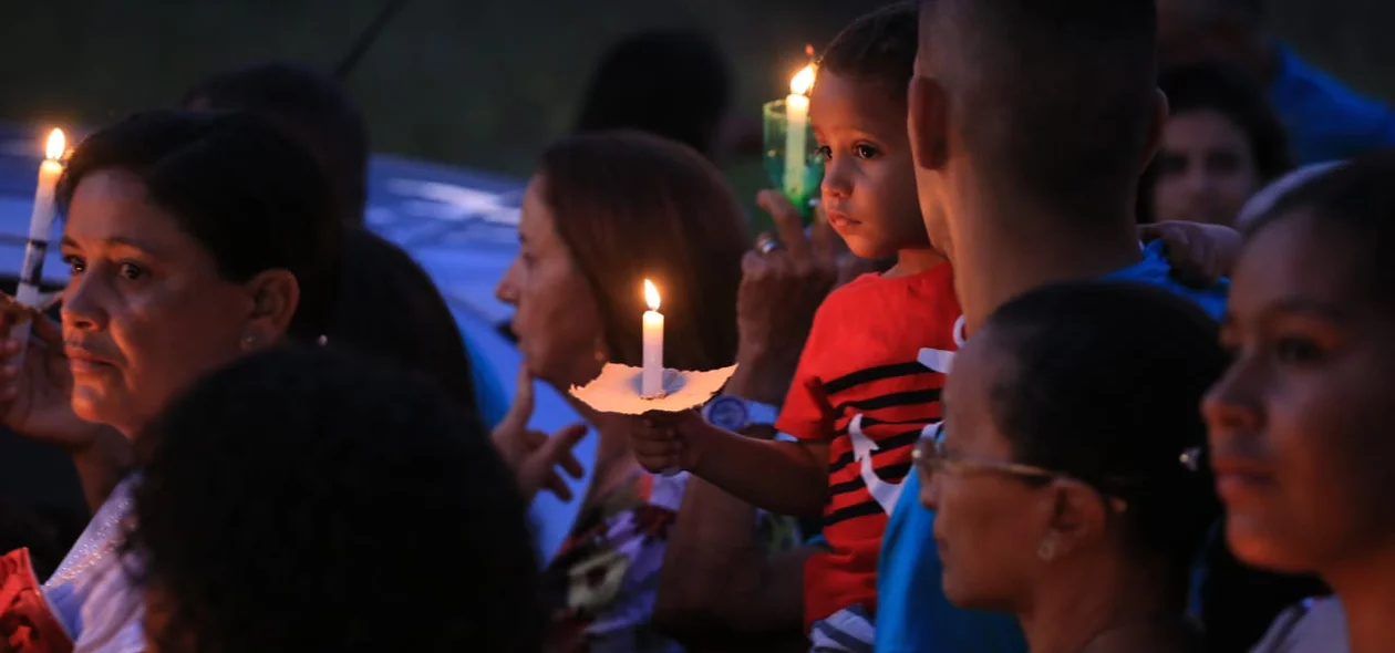 Pais levam as crianças