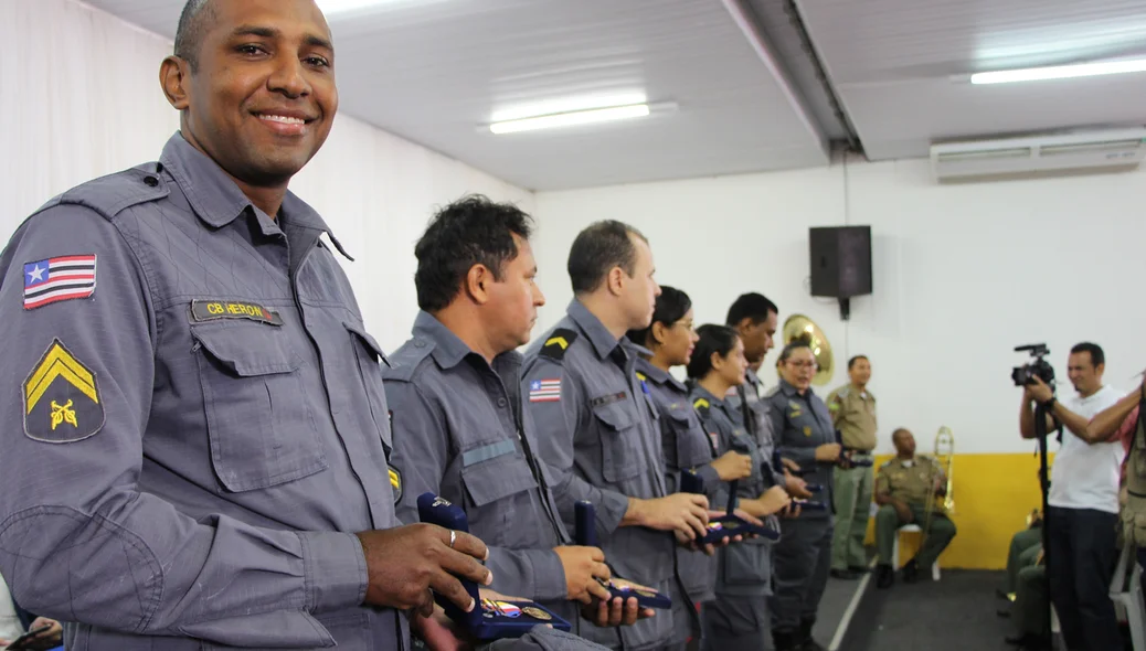 Policiais recebem medalha do Brigadeiro Falcão