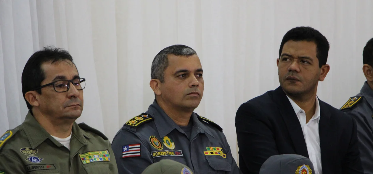 Ten.cel Alberto Meneses, ten.cel Hormann Schnneyder e prefeito Luciano Leitoa