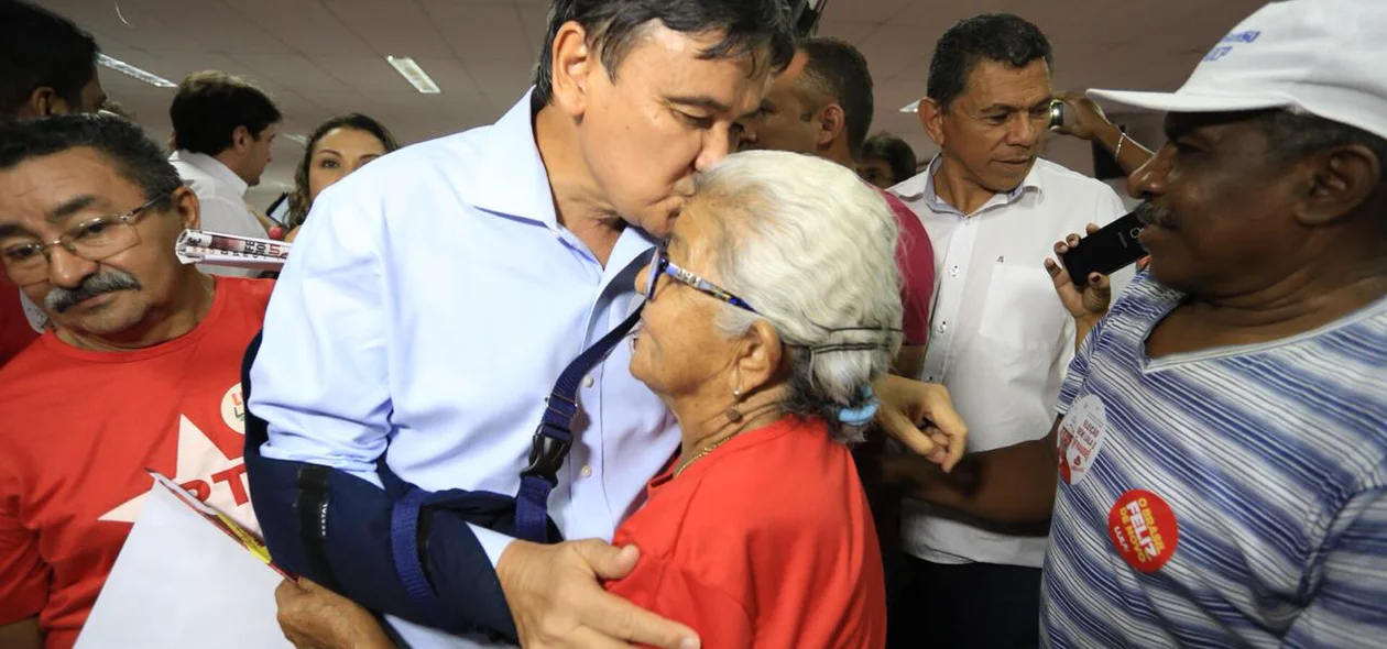 Wellington Dias cumprimenta militantes