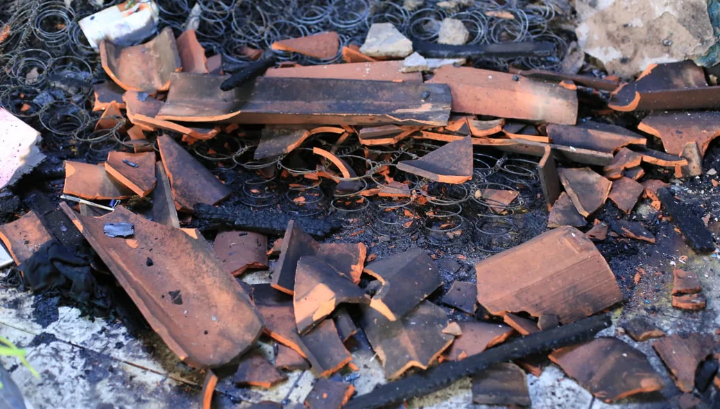 Colchão totalmente destruído