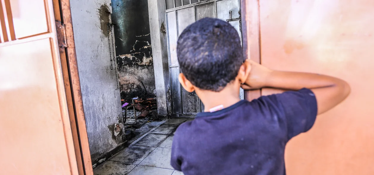 Criança olhando o quarto queimado 
