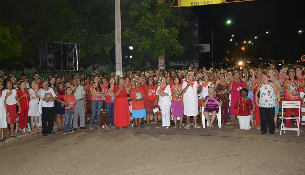 Devotos participam da celebração