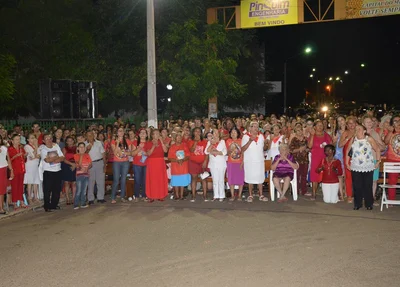 Devotos participam da celebração