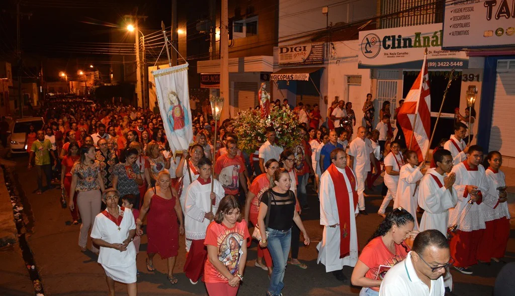 Procissão segue pela rua Coelho Rodrigues