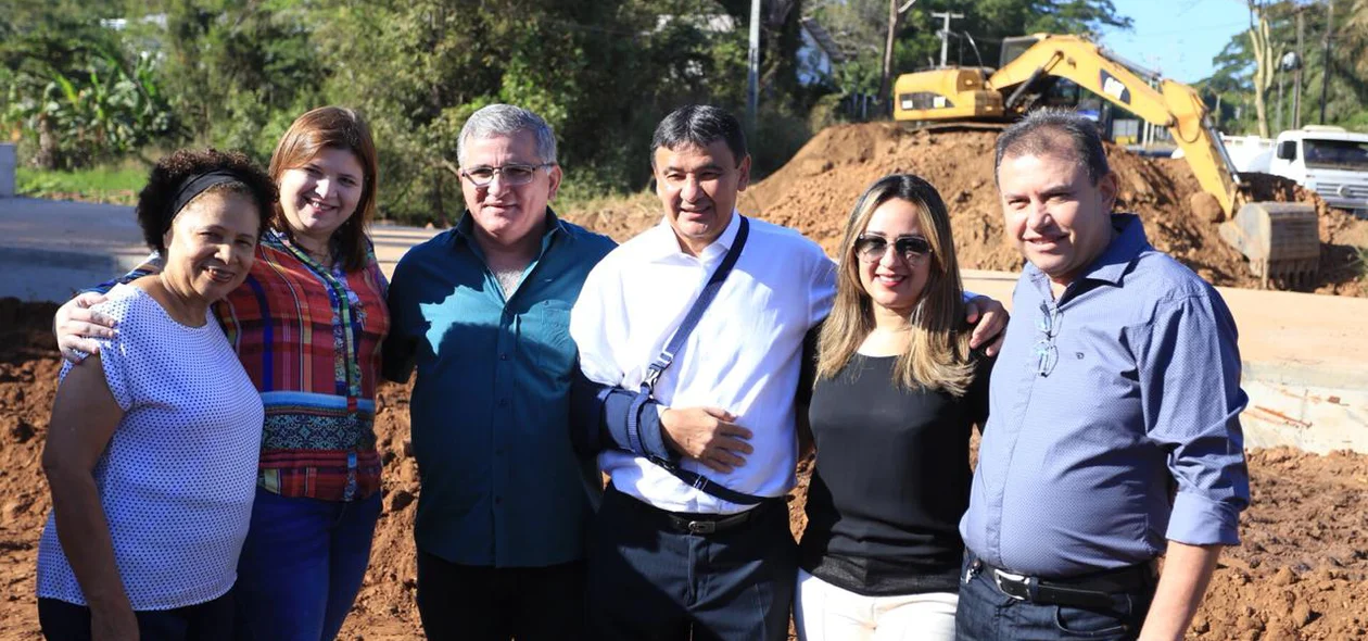 Autoridades em visita a obra de duplicação