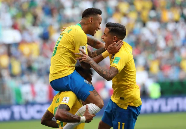  Neymar, do Brasil, comemora seu gol com Paulinho (15) e Coutinho durante partida contra o México 