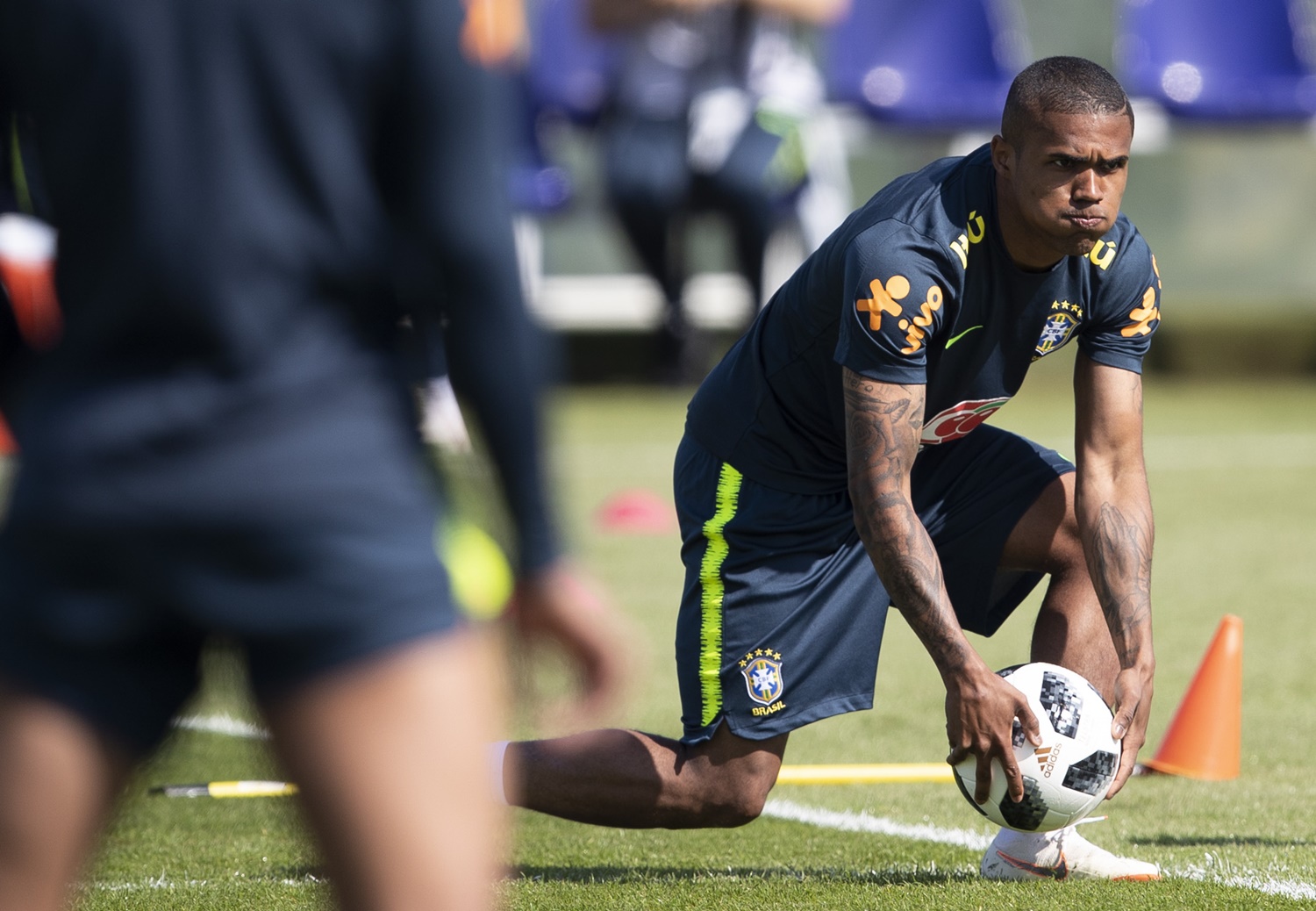 Douglas Costa durante treino da seleção brasileira na Rússia