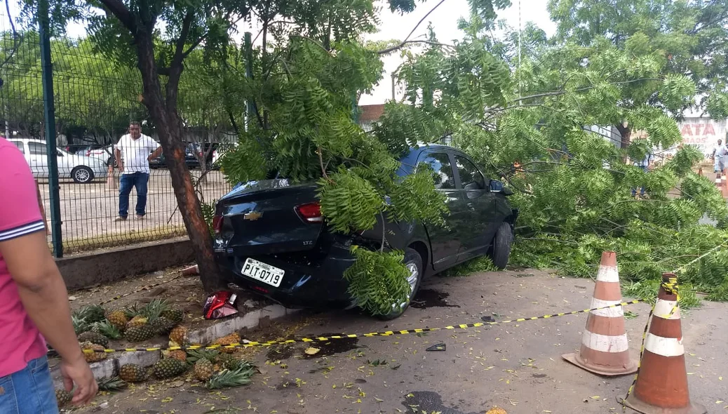 O condutor do veículo fugiu após o incidente