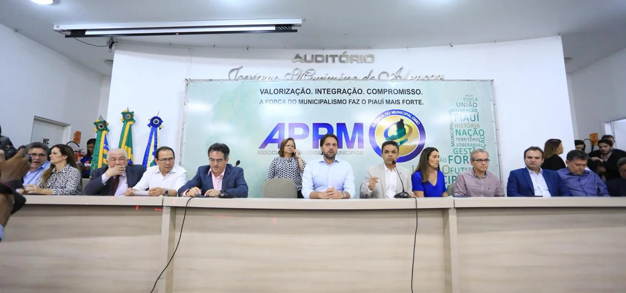 Solenidade com o ministro Alexandre Baldy e o presidente da Caixa, Antônio Nelson de Souza na APPM
