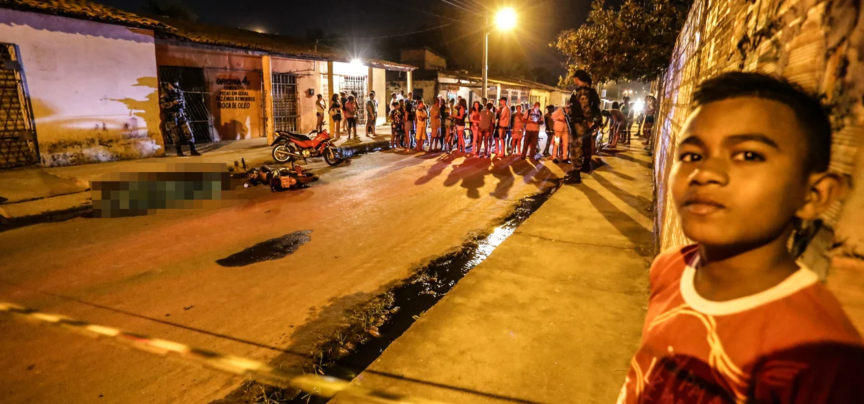Criança observa acidente