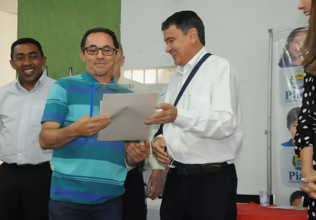 Governador Wellington Dias durante solenidade de entrega de regularização fundiária em Floriano