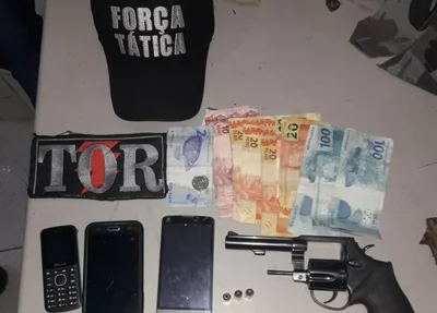 Objetos apreendidos com o acusado