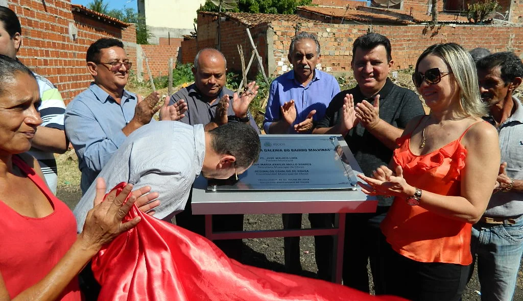 Descerramento do pano de inauguração da praça 