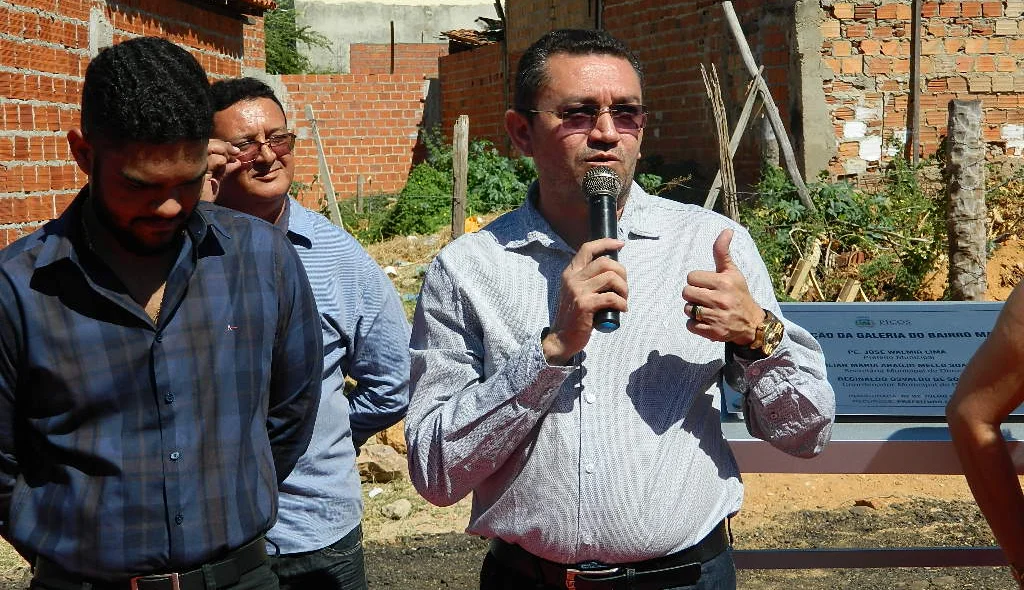 O prefeito Padre Walmir Lima 