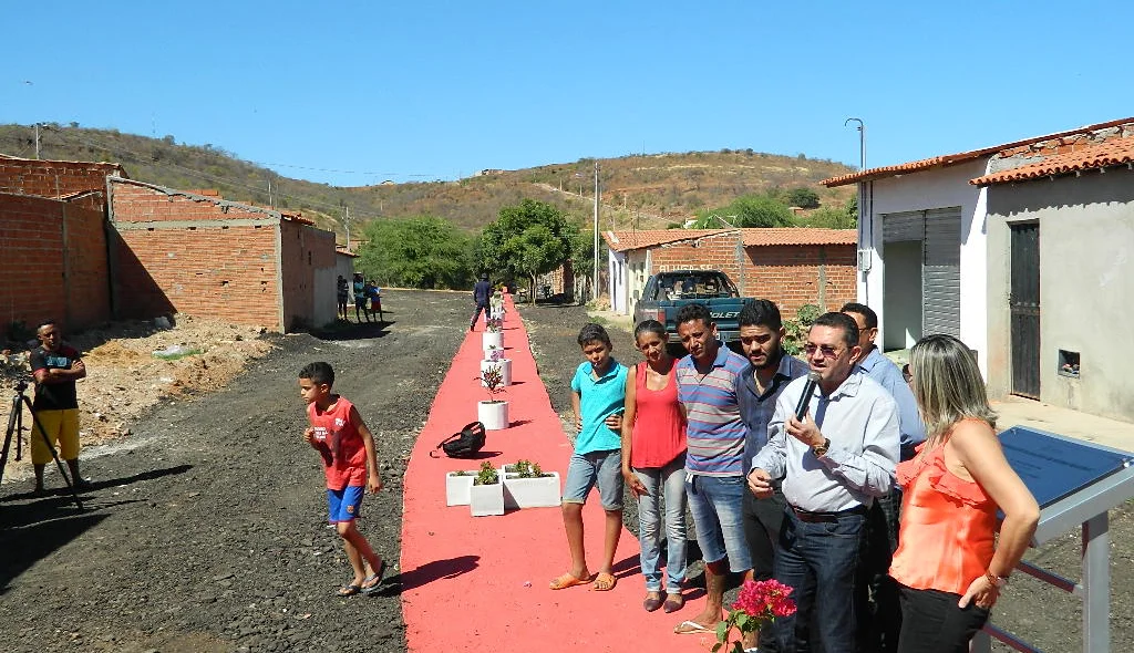 Solenidade de inauguração da galeria no bairro Malvinas 