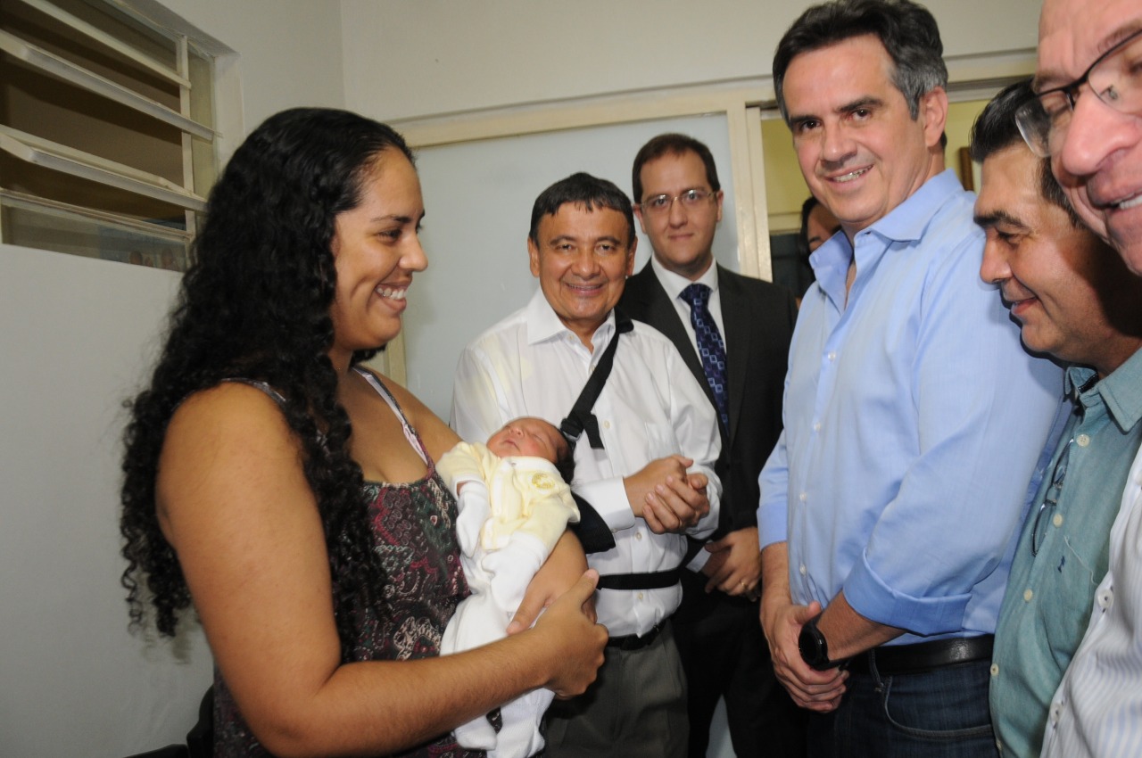 Wellington Dias inaugura hospital em Piripiri