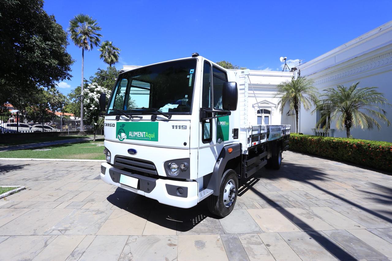 Caminhão entregue para agricultores familiares