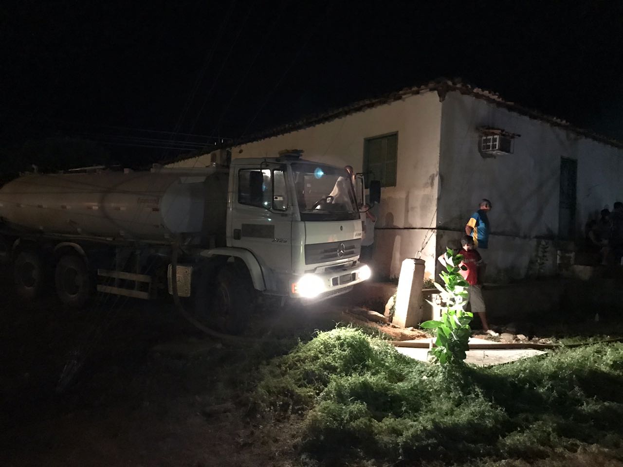 Caminhão pipa auxilia no controle das chamas
