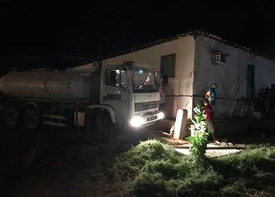 Caminhão pipa auxilia no controle das chamas