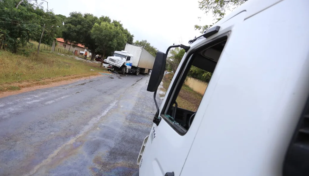 Dois caminhões colidiram frontalmente