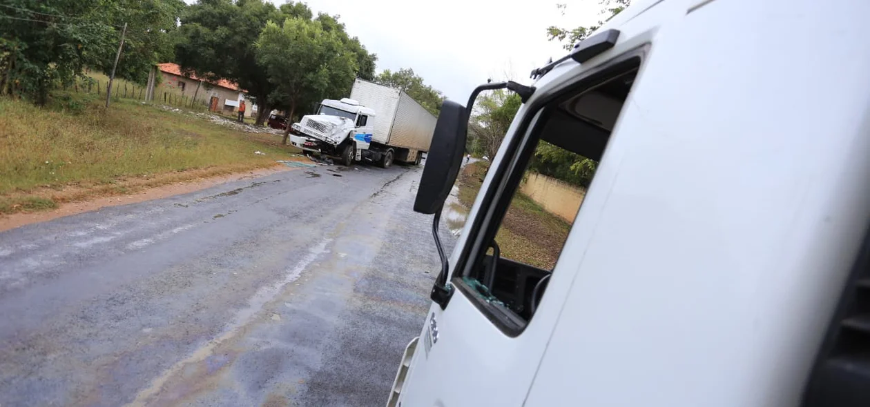 Dois caminhões colidiram frontalmente