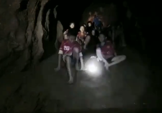 Meninos presos na Caverna mandaram cartas aos pais