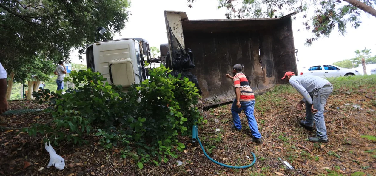 O caminhão caçamba tombou na Avenida Marechal Castelo Branco