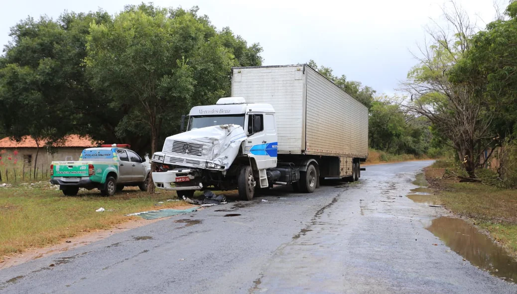 O motorista do caminhão que deslizou se evadiu do local