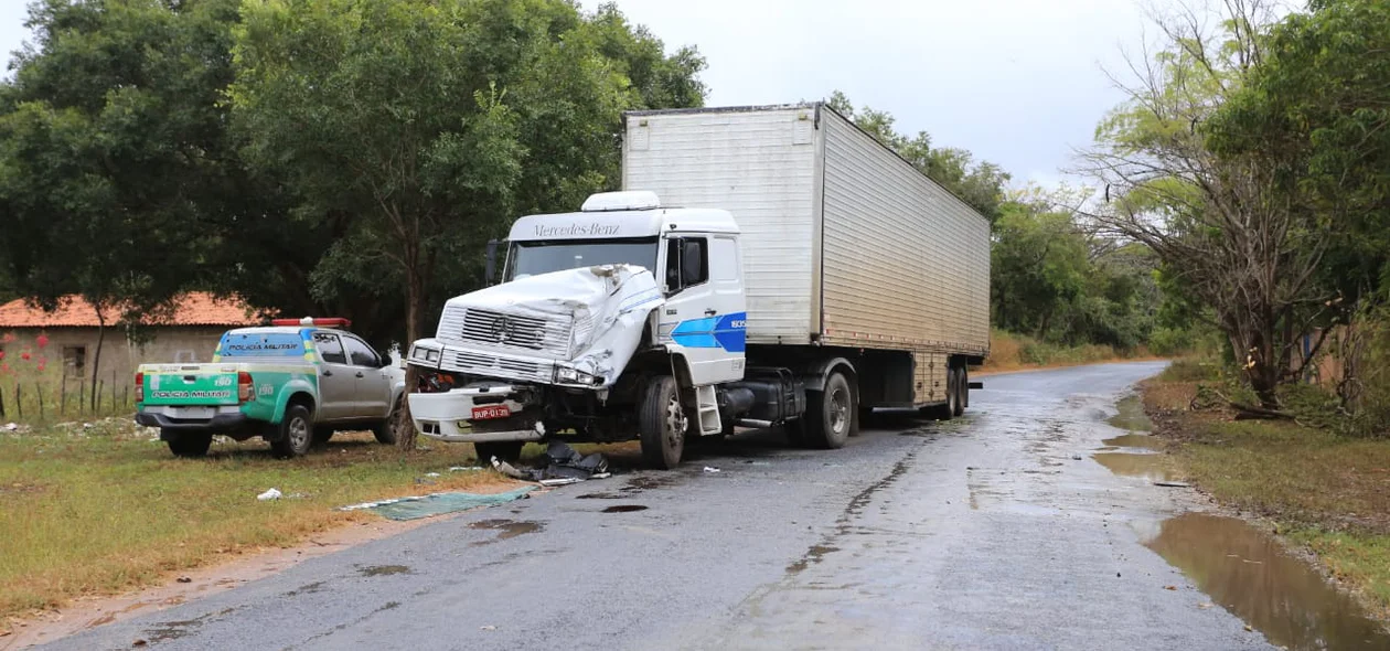 O motorista do caminhão que deslizou se evadiu do local