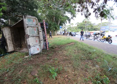 Vários curiosos foram ao local 