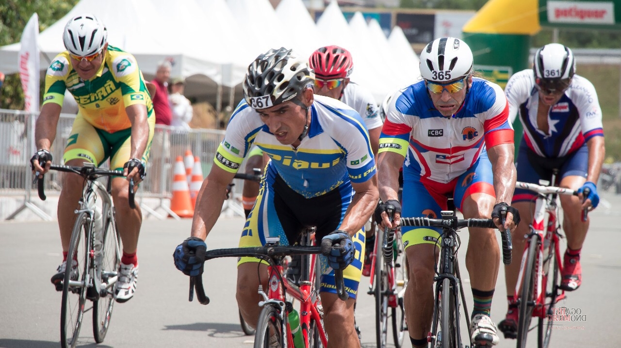 Ciclistas em prova