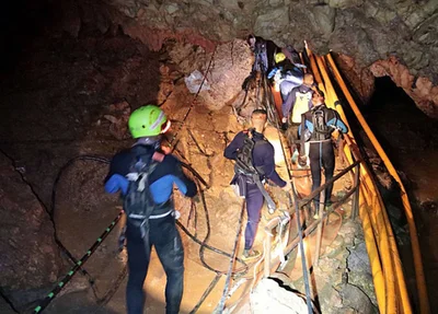 Equipe tenta resgatar vítimas presas em caverna inundada na Tailândia 