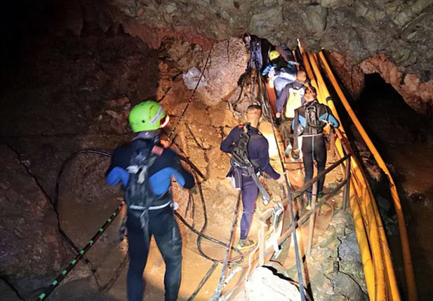 Equipe tenta resgatar vítimas presas em caverna inundada na Tailândia 
