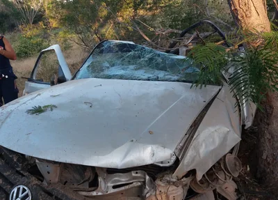Carro destruído após acidente na BR 135