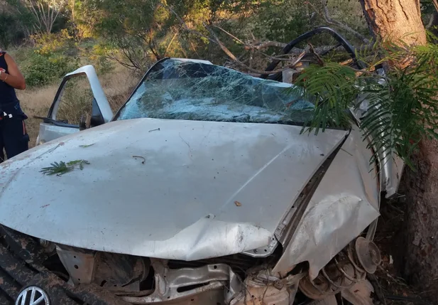 Carro destruído após acidente na BR 135