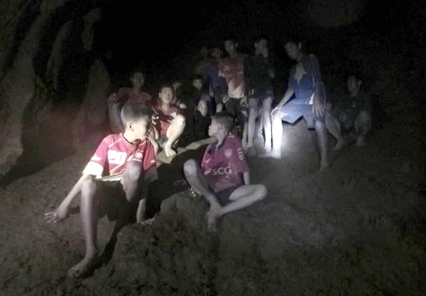 Crianças presas em caverna na Tailândia