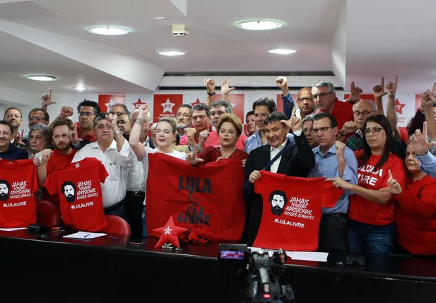Gleisi Hoffmann (PR), e a ex-presidente Dilma Rousseff participam de reunião na sede do PT