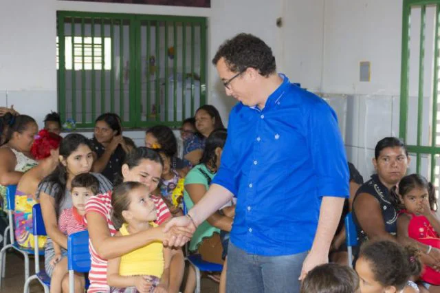 Junior Percy cumprimentando mães e crianças durante o evento