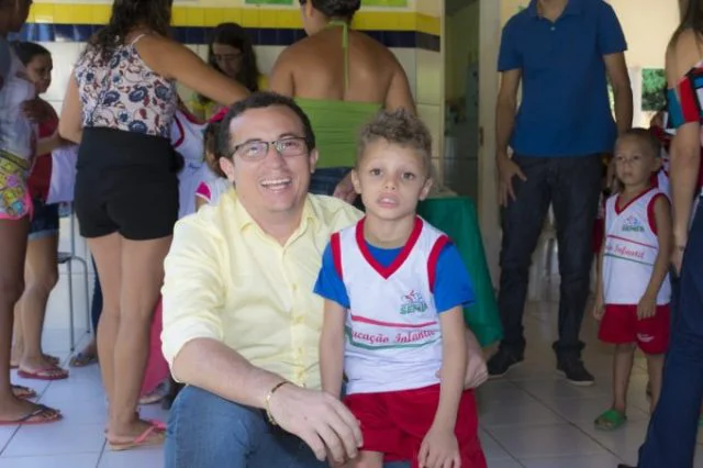 Junior Percy entrega fardamento escolar