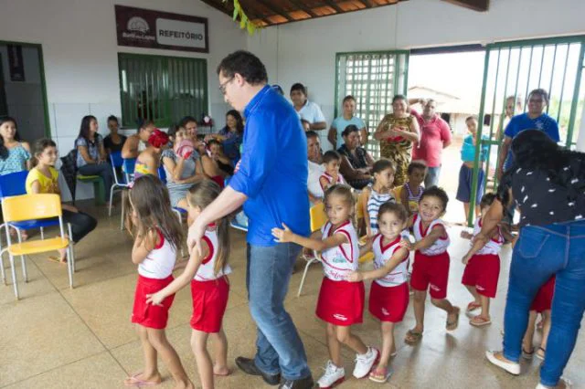 Junior Percy participou das brincadeiras com as crianças