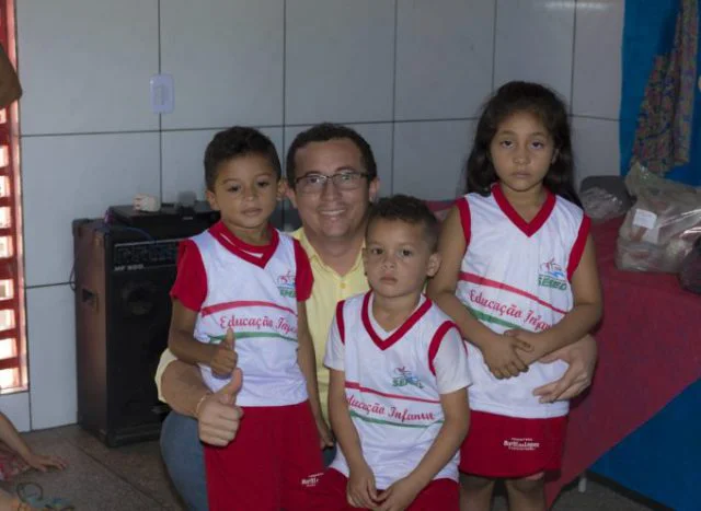 Junior Percy tira foto com as crianças 