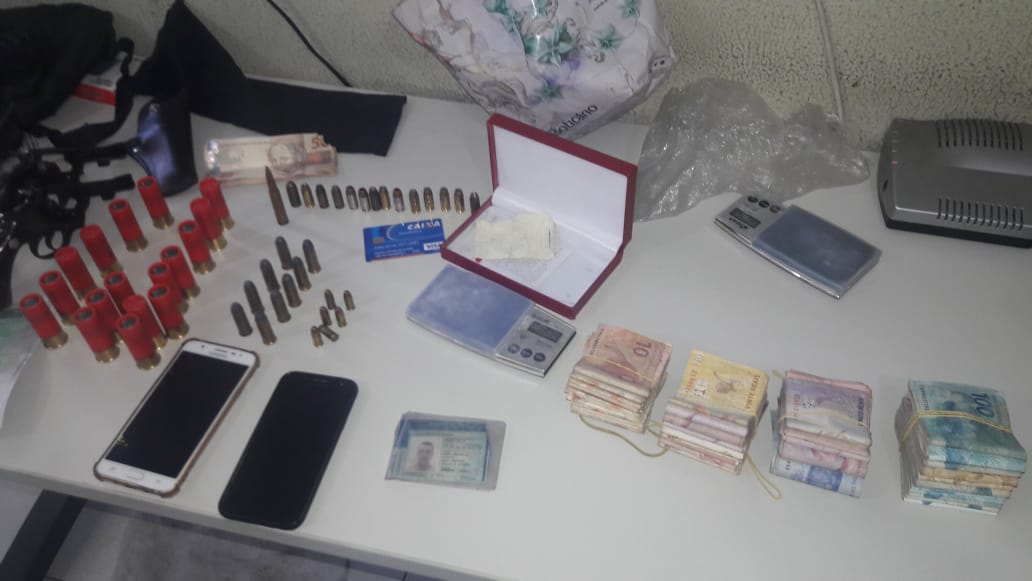 Material encontrado com o casal