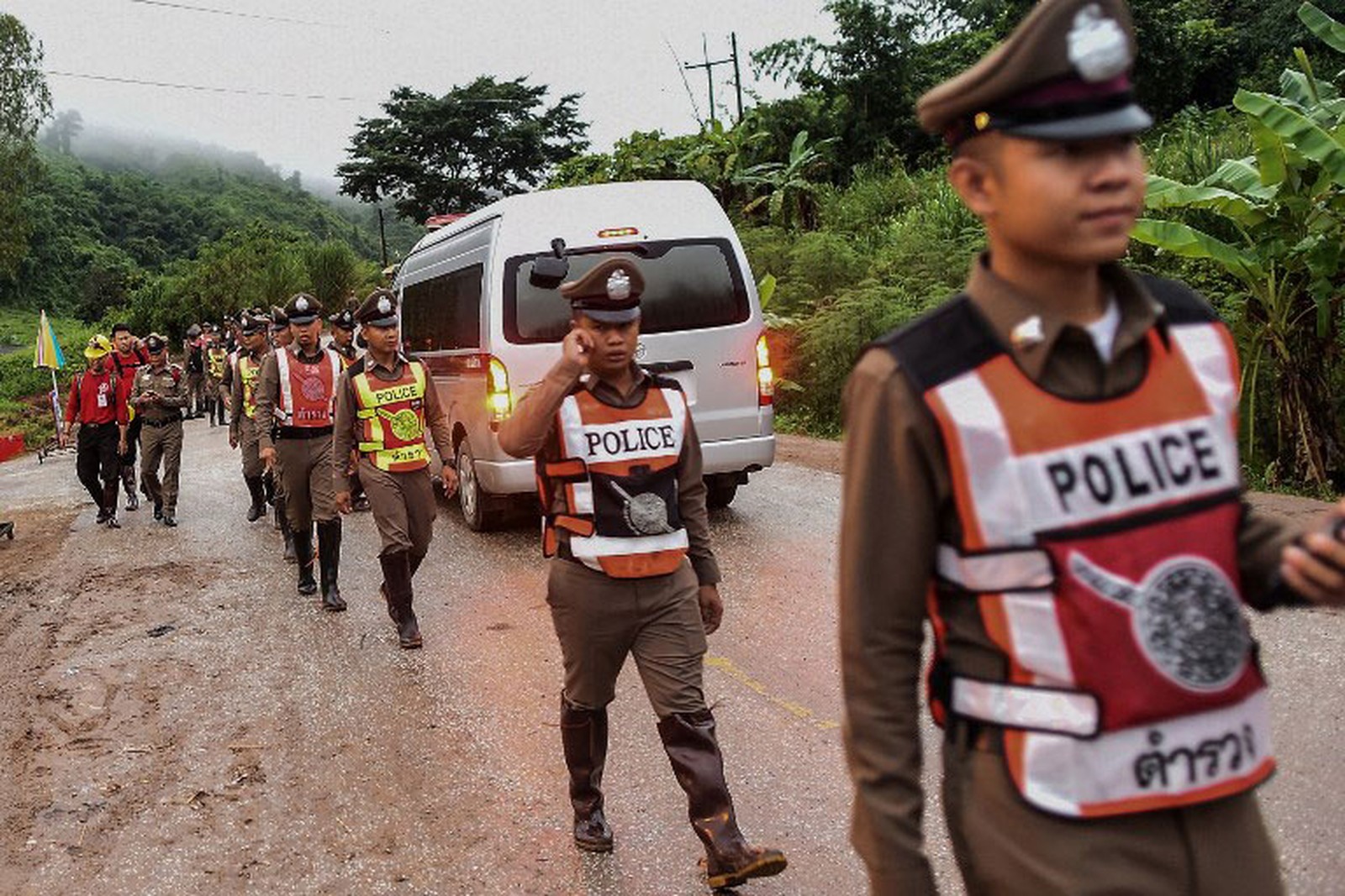 Policiais fazem a segurança em torno de caverna na Tailândia