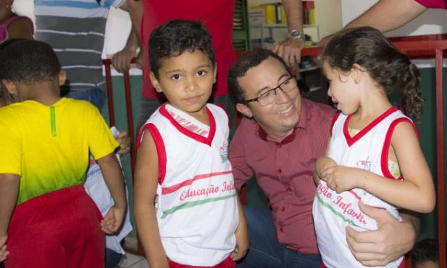Prefeito Junior Percy visitou várias escolas