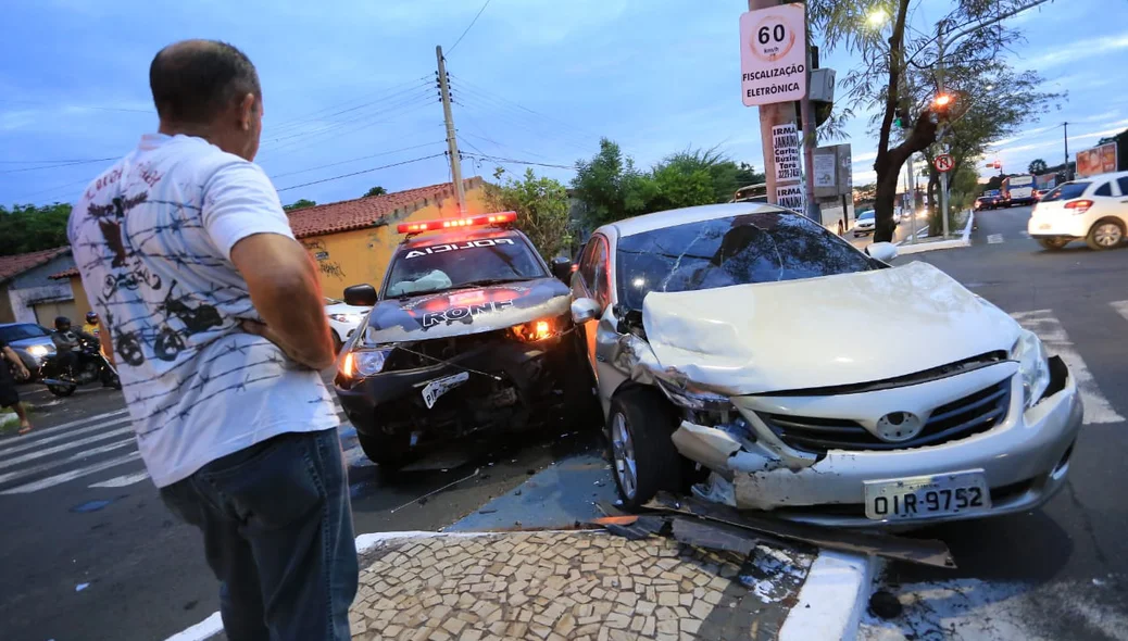 Acidente entre uma viatura da Rone e Corolla
