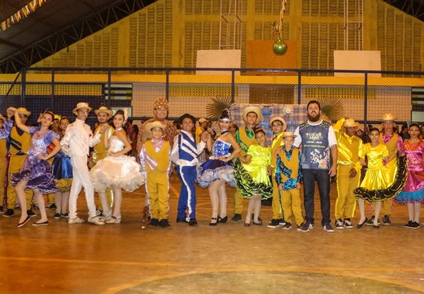 Apresentação de quadrilhas em Cocal