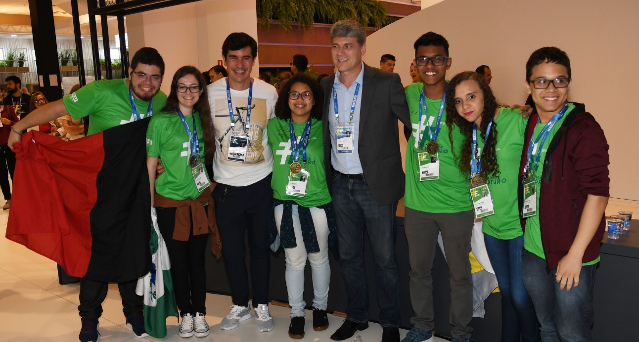 Carlos Henrique de Freitas Rodrigues (último à direita) com o grupo multidisciplinar