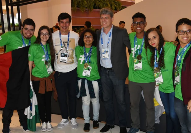 Carlos Henrique de Freitas Rodrigues (último à direita) com o grupo multidisciplinar