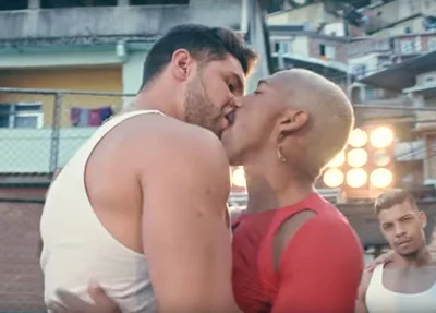 Nego do Borel causa polêmica ao beijar modelo em clipe